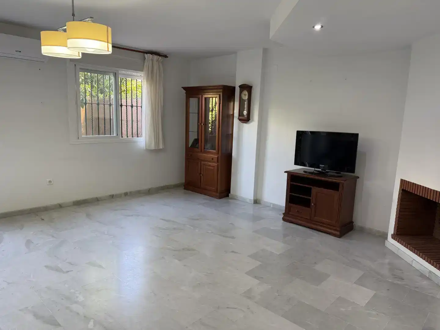 Sala d'estar de Pis en venda en Dos Hermanas amb Aire condicionat, Jardí privat i Piscina