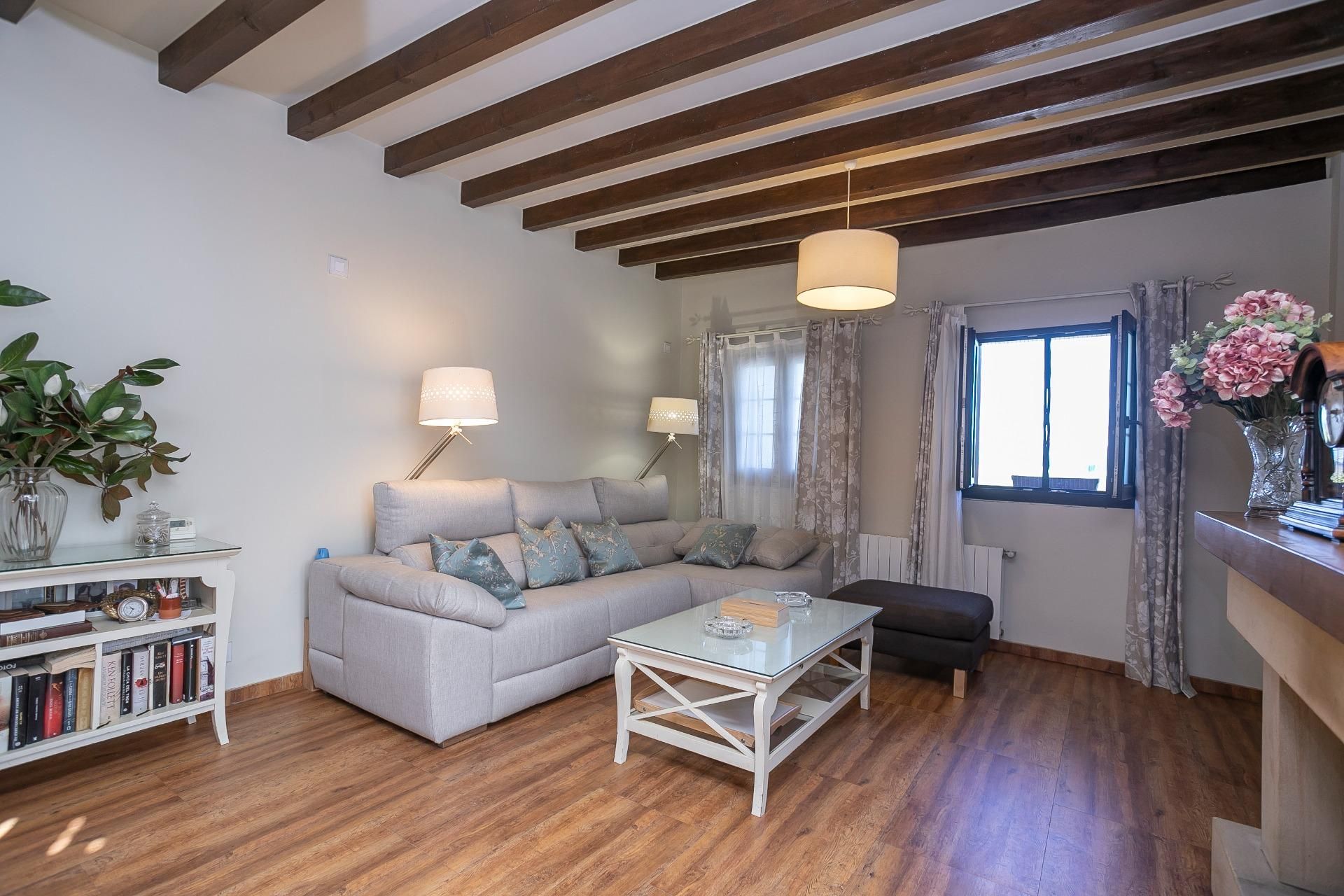 Sala d'estar de Casa o xalet en venda en San Vicente de la Barquera amb Jardí privat
