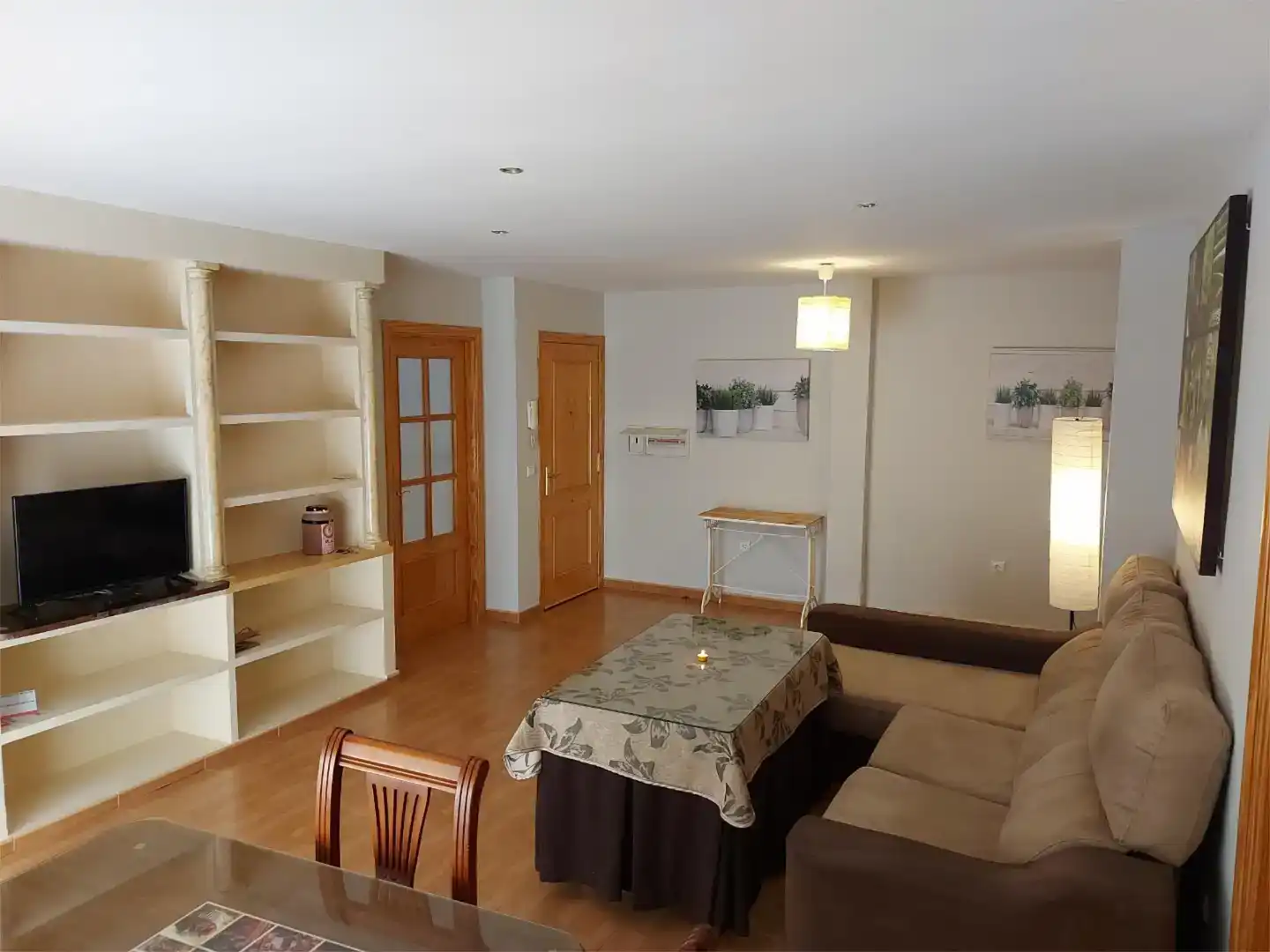 Wohnzimmer von Wohnung zur Miete in Trujillo mit Klimaanlage, Privatgarten und Parkett