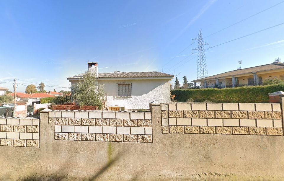 Vista exterior de Casa adosada en venda en El Casar de Escalona amb Piscina