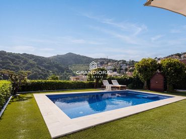 Chalet con piscina en venta en Calle Joan Miro