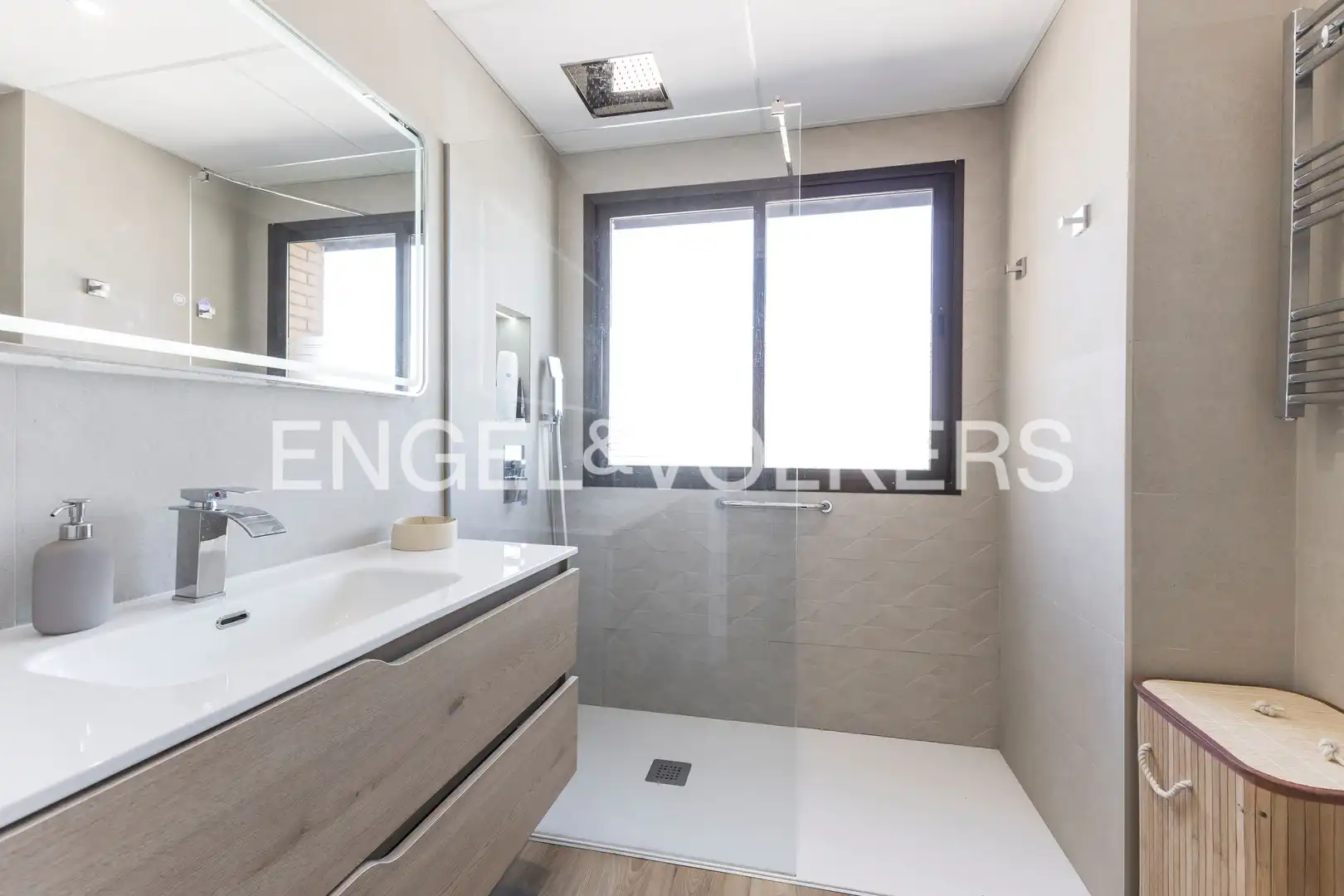 Bathroom of Flat for sale in Madrid  with Air Conditioner, Heating and Swimming Pool