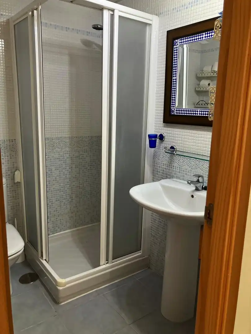Badezimmer von Einfamilien-Reihenhaus zum Verkauf in Estepona mit Klimaanlage, Terrasse und Schwimmbad