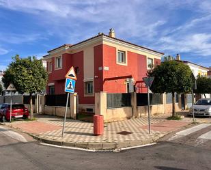 Vista exterior de Dúplex en venda en Utrera amb Terrassa