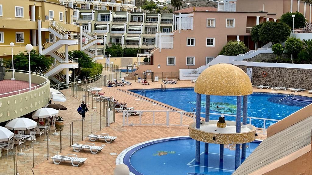 Piscina de Apartament en venda en Adeje amb Jardí privat, Moblat i Rentadora