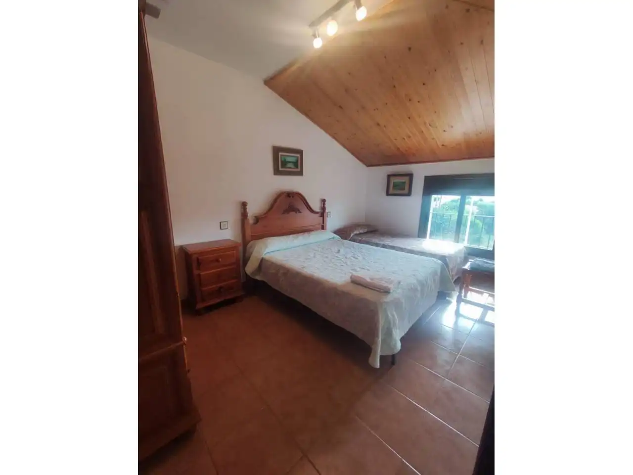 Habitación de Local en venta en El Grado con Aire acondicionado