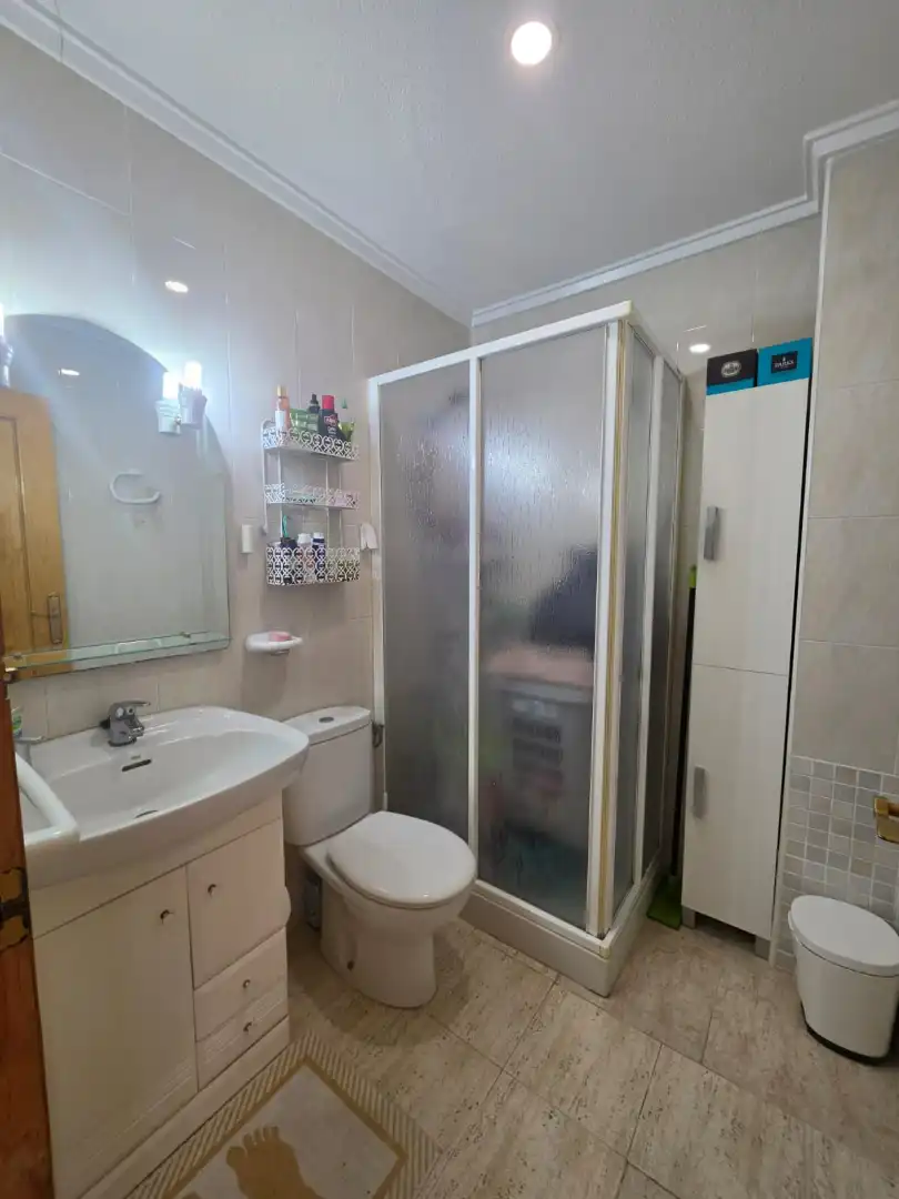 Badezimmer von Wohnung zum Verkauf in Guardamar del Segura mit Klimaanlage und Möbliert