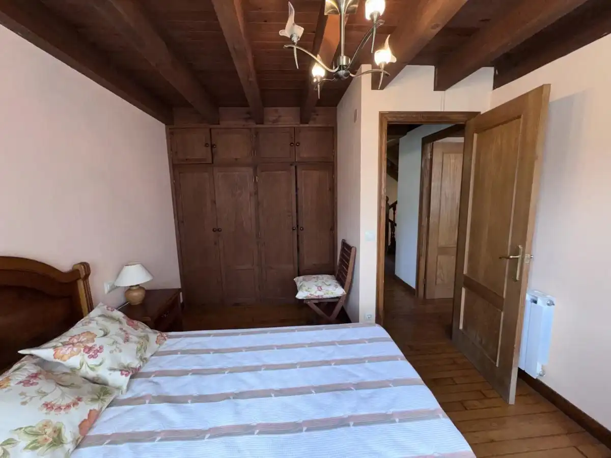 Habitación de Casa adosada en venta en Llanes con Calefacción, Jardín privado y Terraza