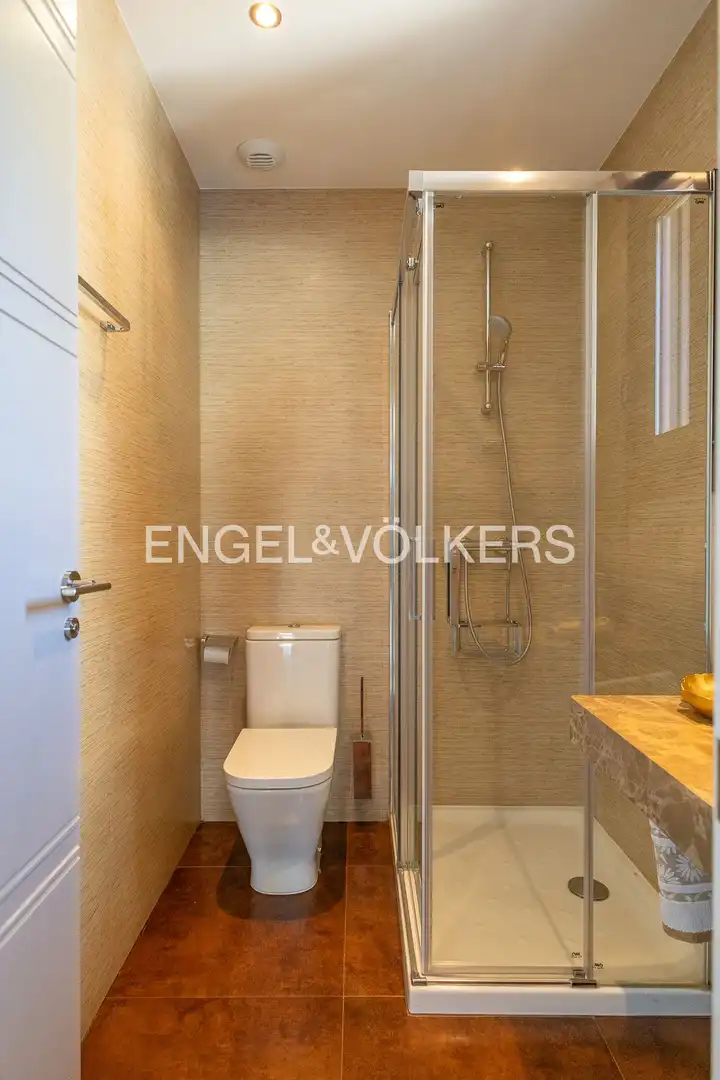 Badezimmer von Einfamilien-Reihenhaus zum Verkauf in Majadahonda mit Klimaanlage, Heizung und Privatgarten