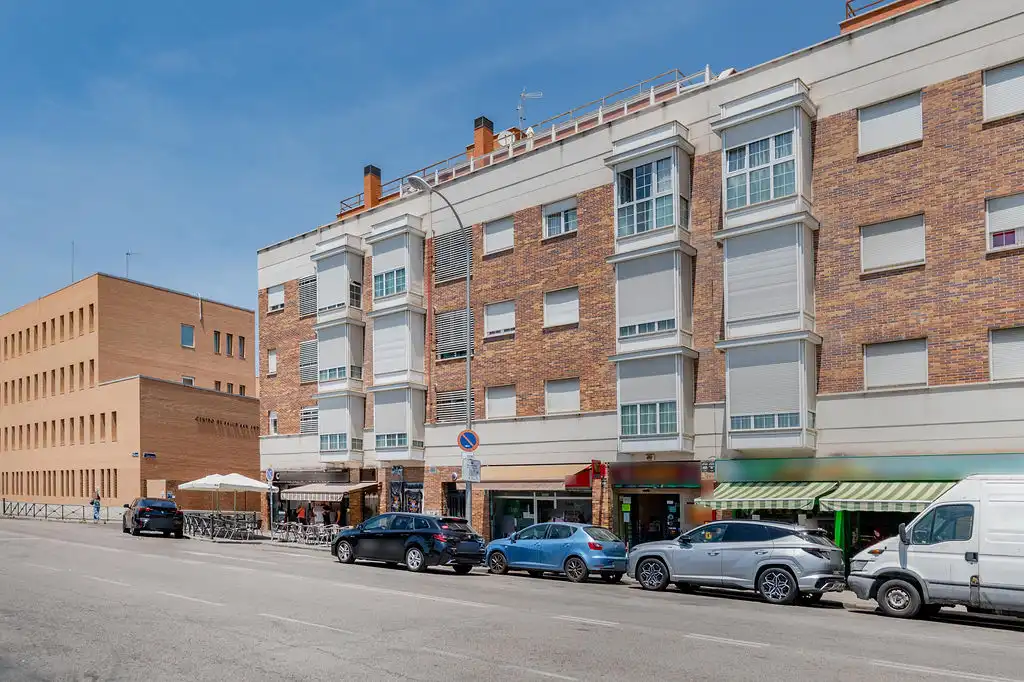 Vista exterior de Piso en venta en Madrid con Calefacción