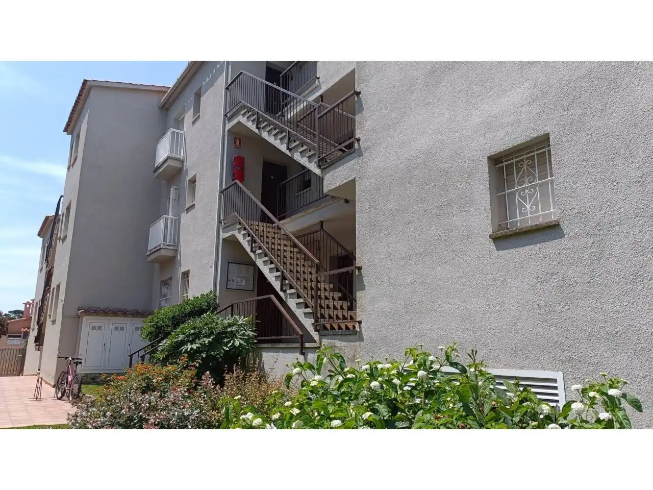 Vista exterior de Pis en venda en L'Escala amb Terrassa, Moblat i Piscina comunitària