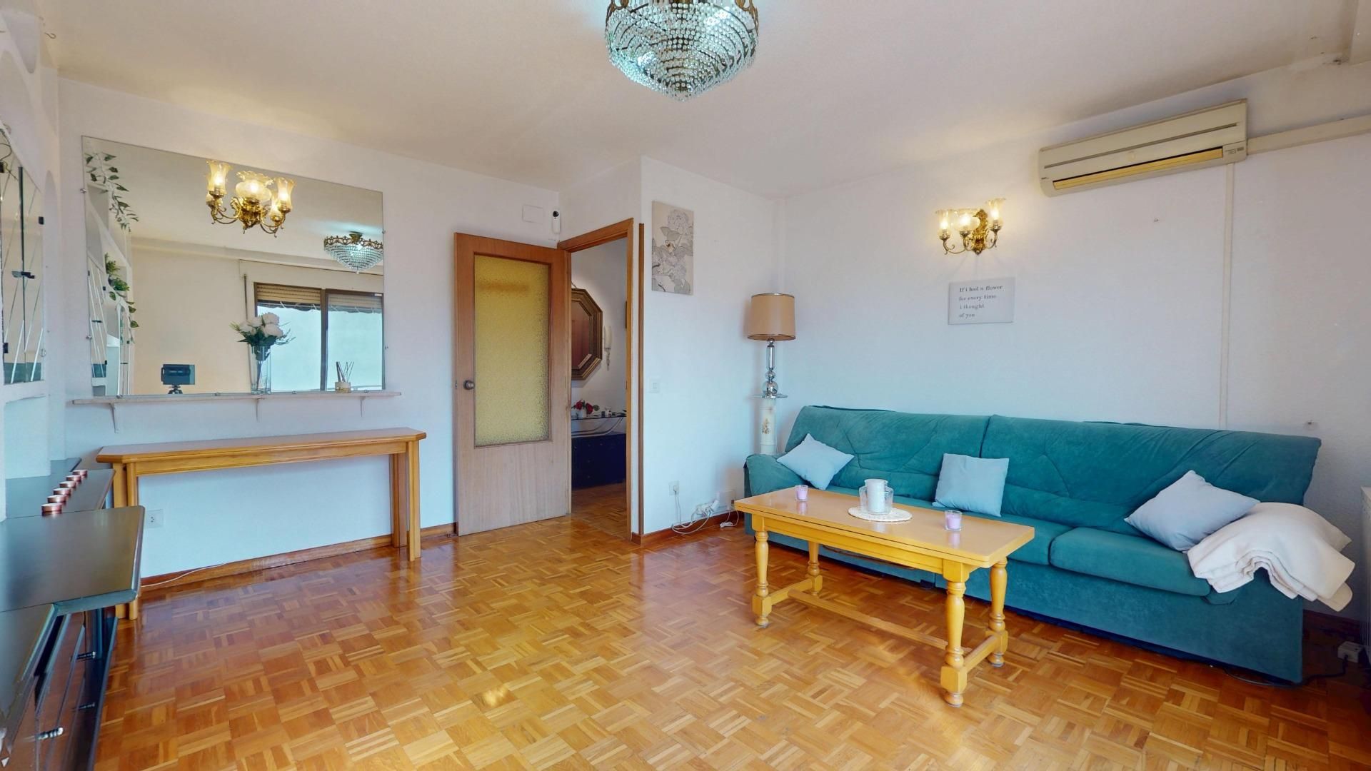 Sala d'estar de Pis en venda en  Madrid Capital amb Calefacció, Parquet i Terrassa