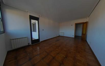 Sala d'estar de Pis en venda en Los Corrales de Buelna  amb Calefacció, Parquet i Terrassa