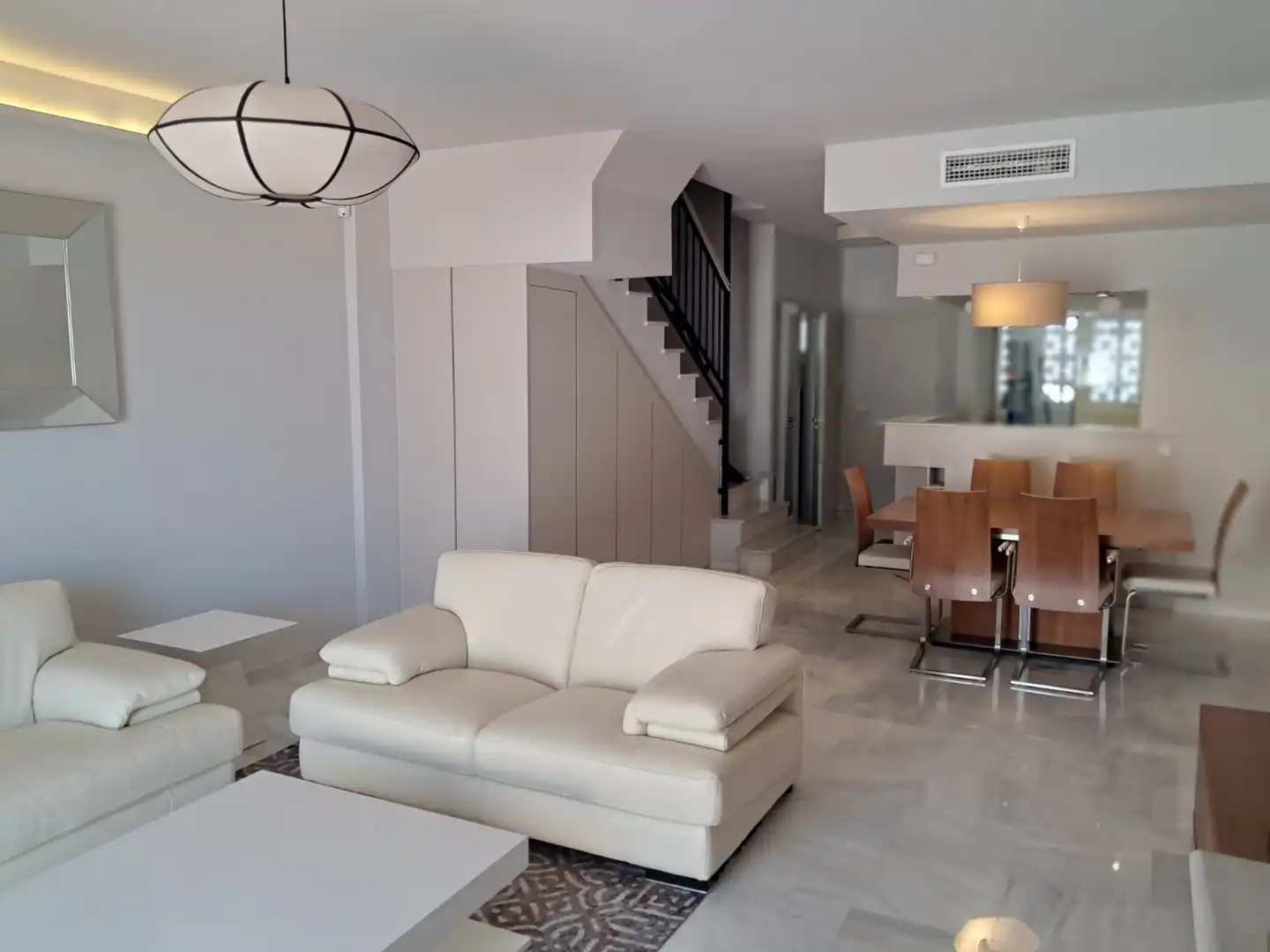 Sala d'estar de Casa adosada en venda en Estepona amb Aire condicionat, Terrassa i Traster