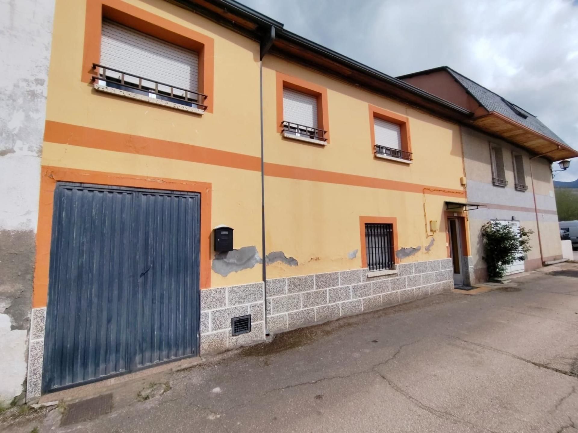 Vista exterior de Casa adosada en venda en Carracedelo amb Calefacció