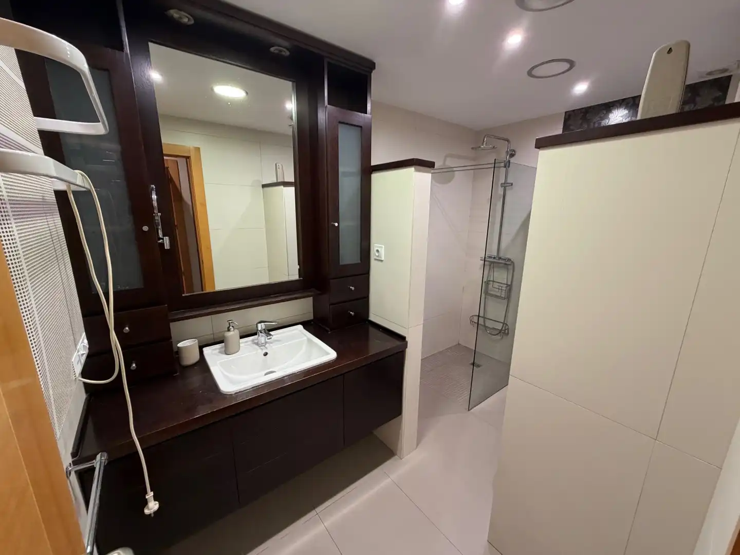 Badezimmer von Wohnung zum Verkauf in Almería mit Klimaanlage, Parkett und Möbliert