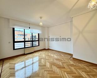 Exterior view of Flat to rent in  Madrid Capital  with Air Conditioner, Heating and Parquet flooring