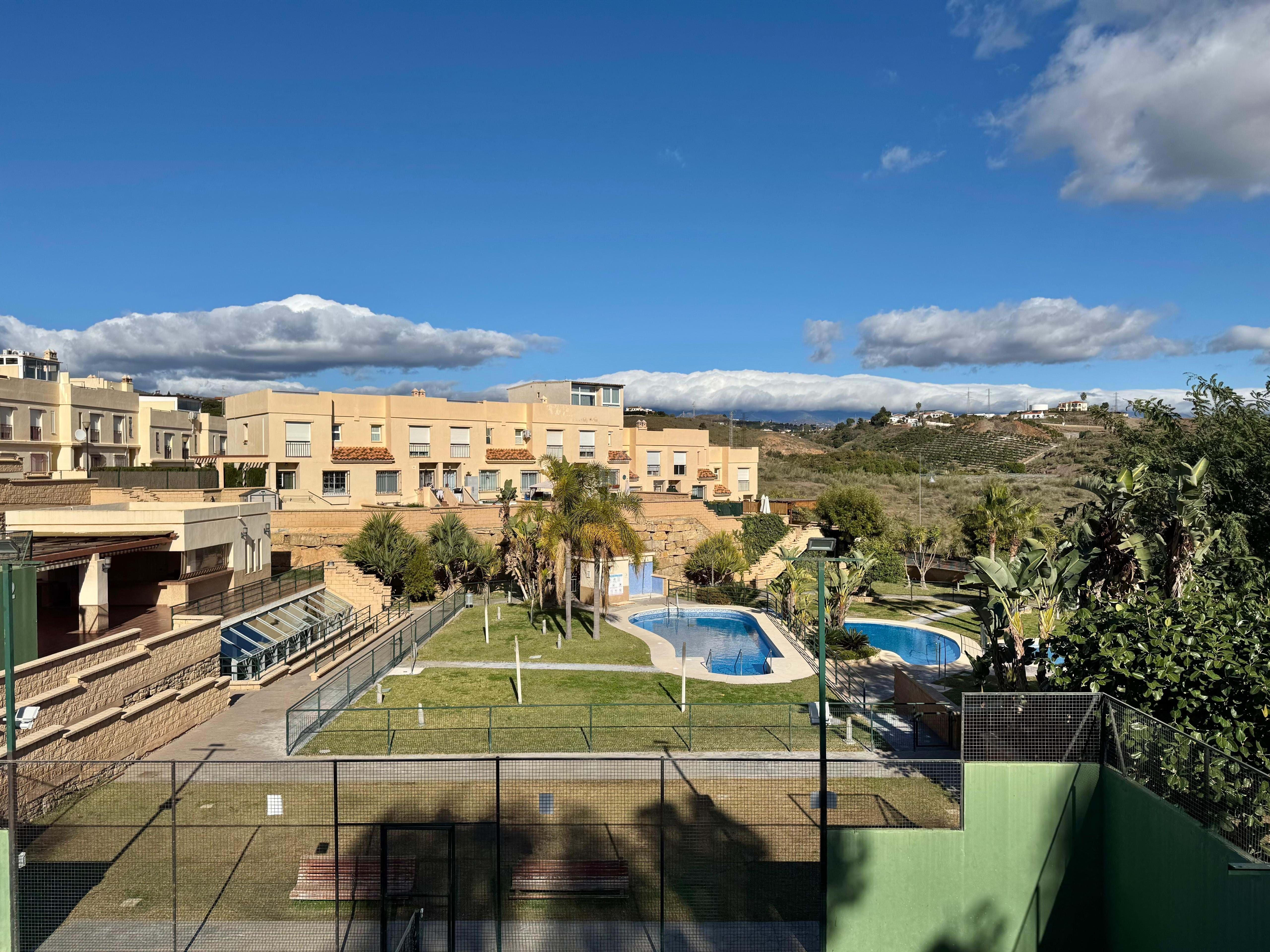 Vista exterior de Casa adosada en venda en Vélez-Málaga amb Calefacció, Terrassa i Piscina