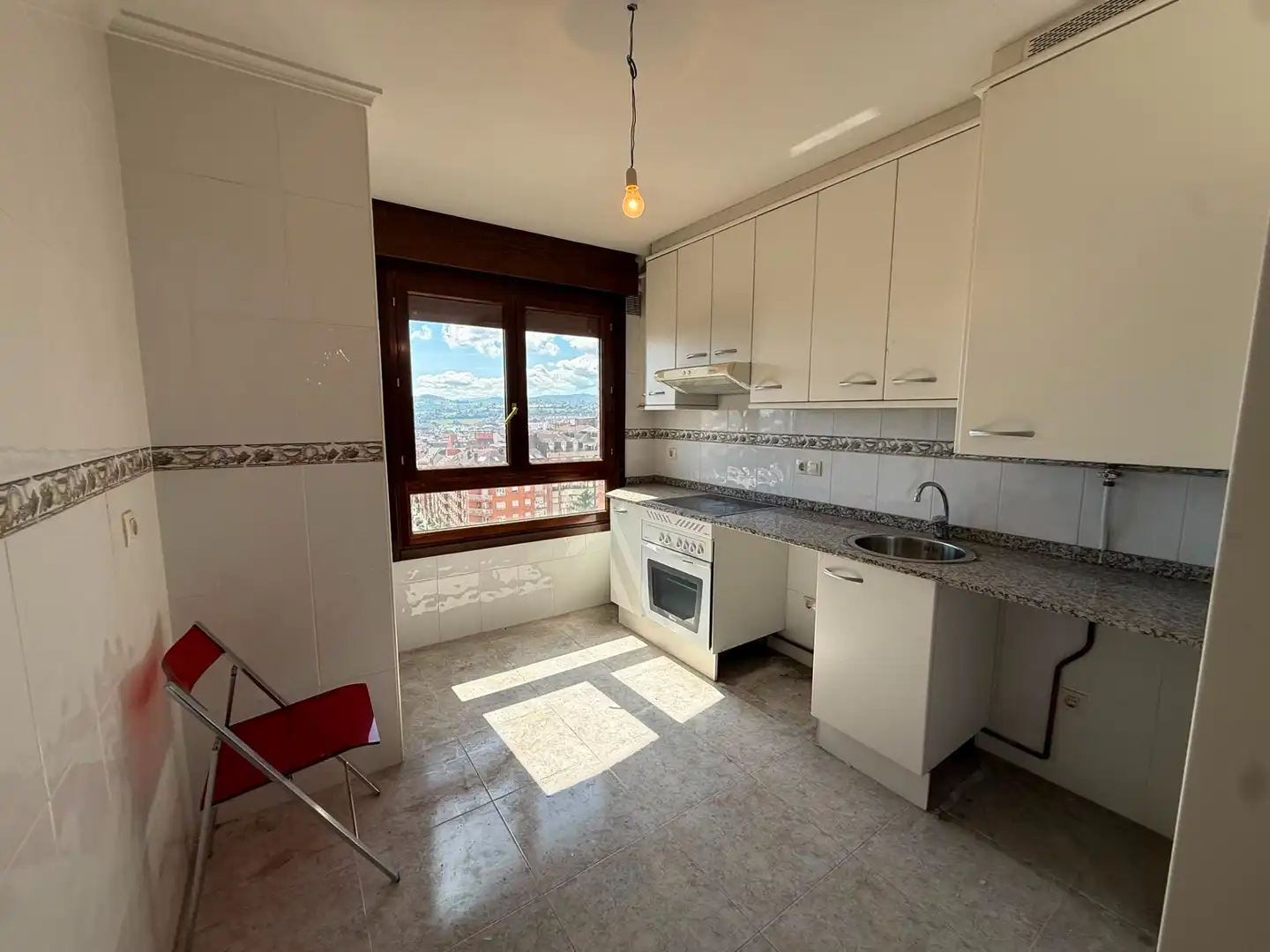 Cocina de Piso en venta en Oviedo  con Calefacción y Trastero