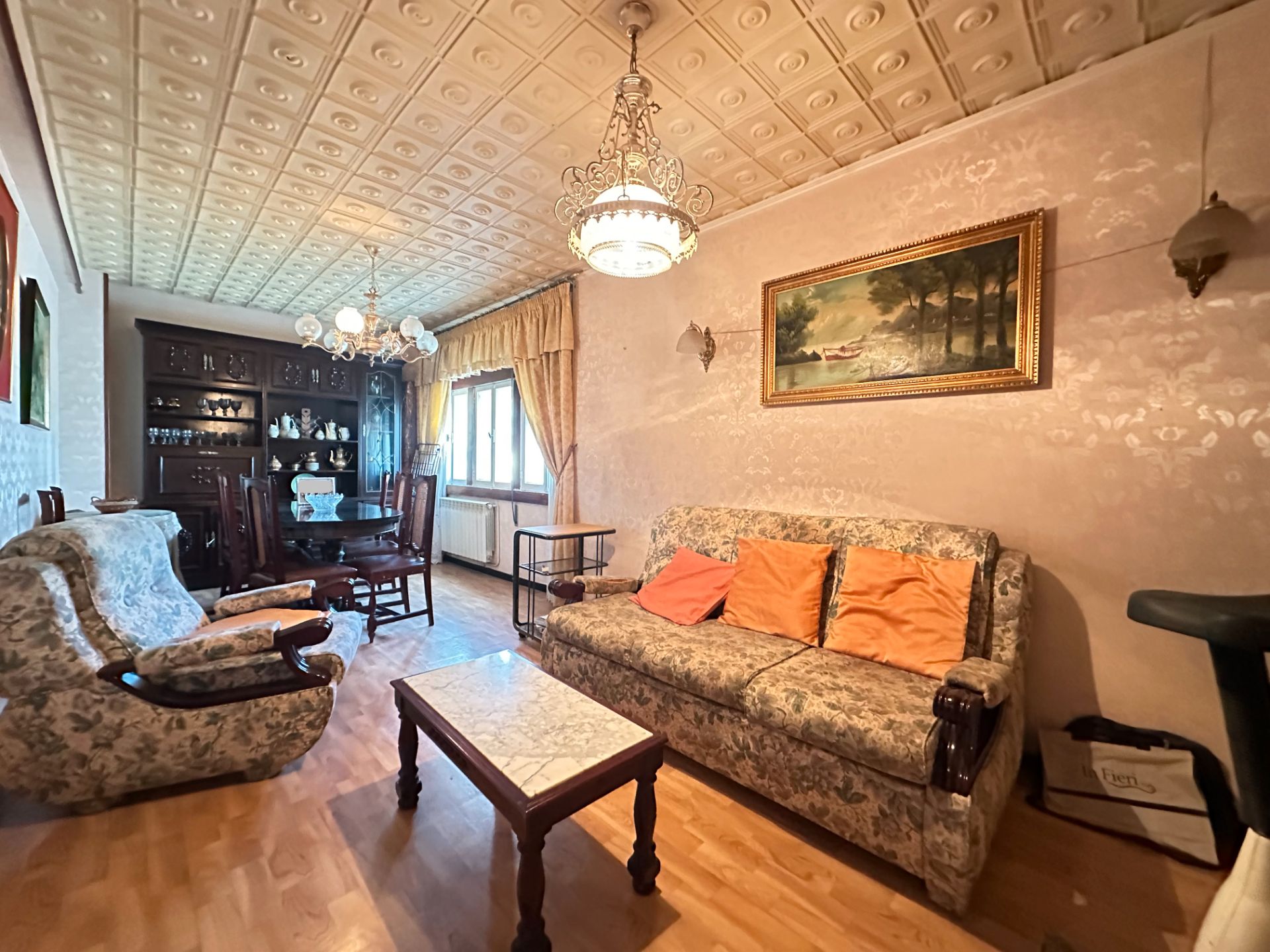 Living room of Flat for sale in Santiago de Compostela   with Heating, Parquet flooring and Storage room