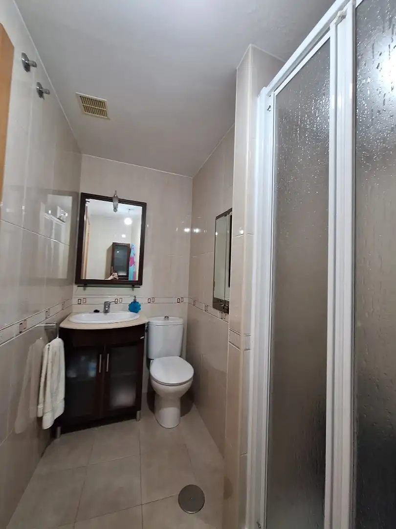 Bathroom of Flat for share in León Capital   with Heating, Parquet flooring and Storage room