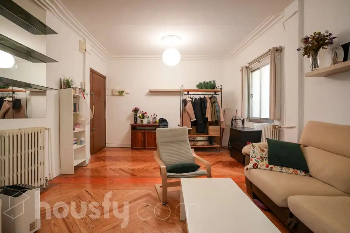 Sala d'estar de Pis en venda en Madrid amb Calefacció, Parquet i Moblat