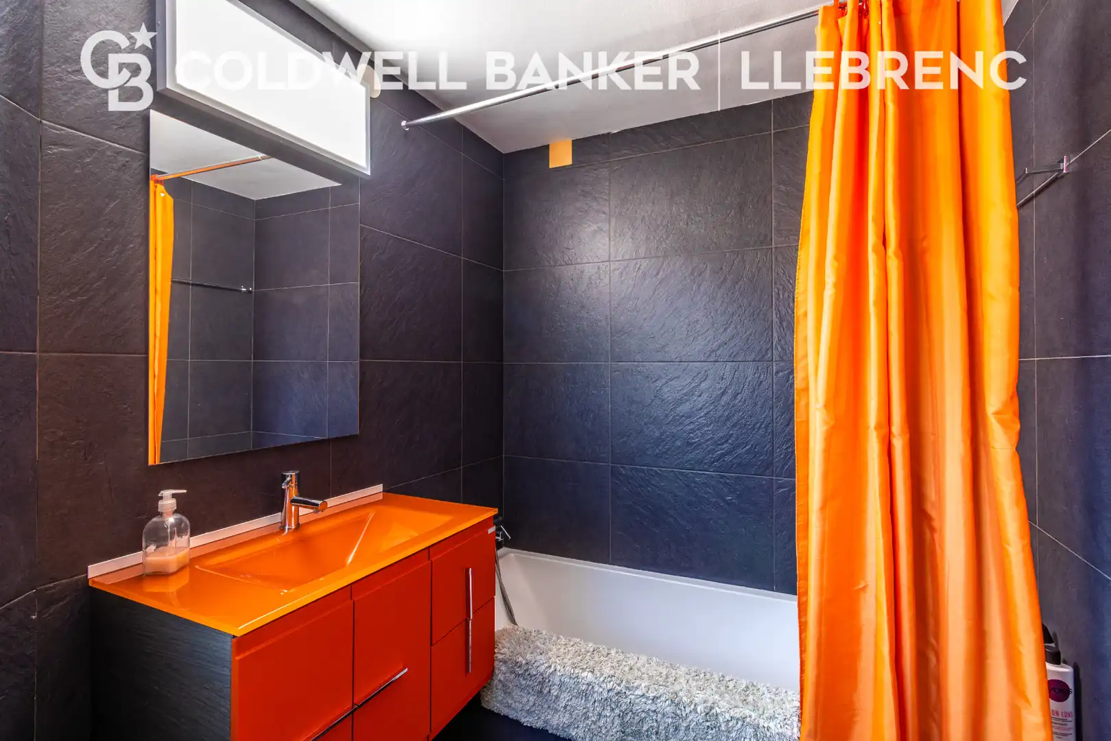 Bathroom of Houses for sale in Sant Cugat del Vallès  with Air Conditioner, Heating and Private garden