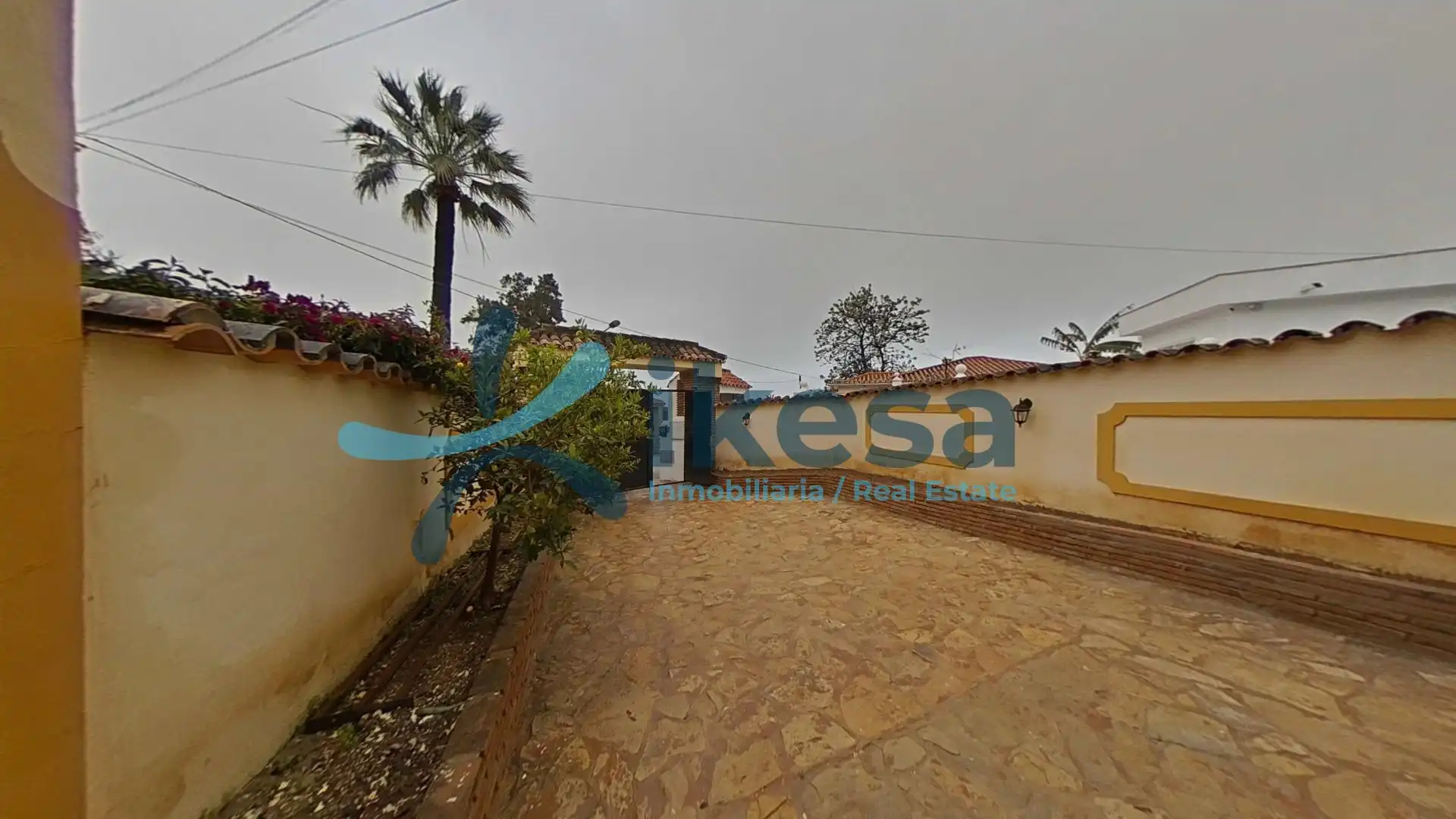 Vista exterior de Casa adosada en venda en Marbella amb Jardí privat