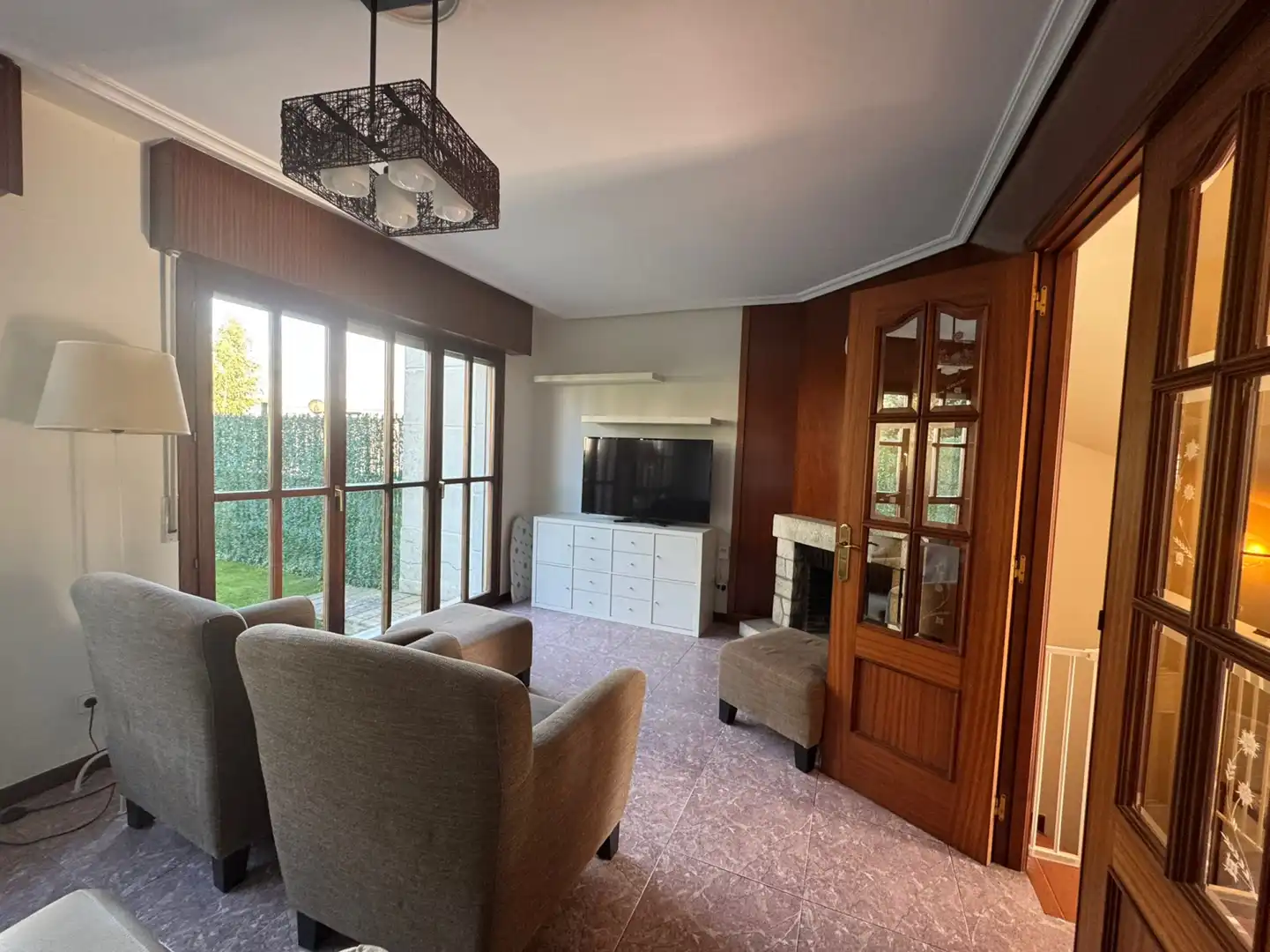 Sala d'estar de Casa adosada en venda en Polanco amb Calefacció, Jardí privat i Parquet