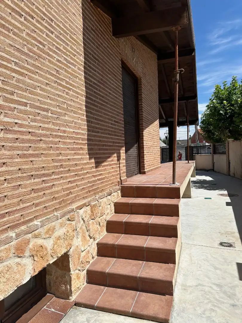 Vista exterior de Casa adosada en venda en Traspinedo amb Calefacció i Terrassa