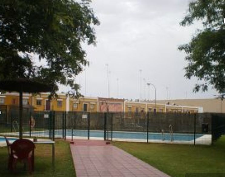 Piscina de Apartament de lloguer en Dos Hermanas amb Aire condicionat, Calefacció i Moblat