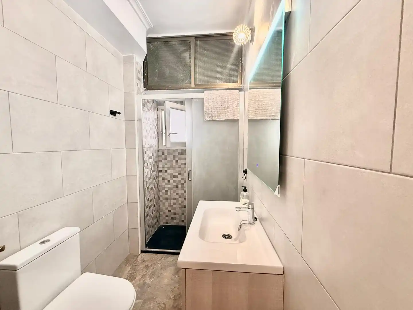 Bany de Apartament de lloguer en Alicante / Alacant amb Aire condicionat, Moblat i Balcó