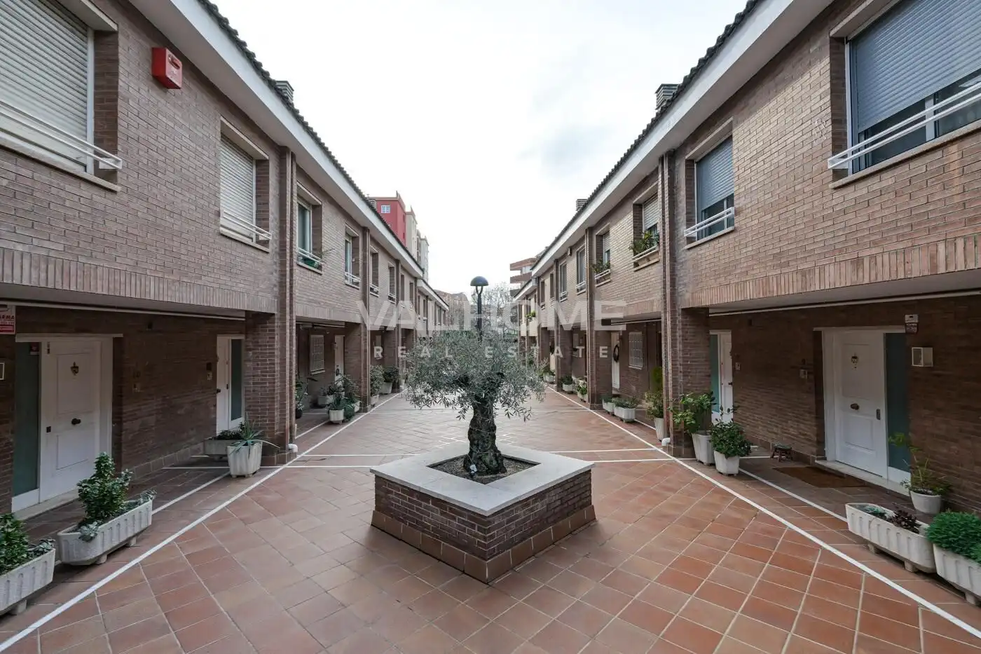 Außenansicht von Einfamilien-Reihenhaus zum Verkauf in Sant Cugat del Vallès mit Heizung, Privatgarten und Parkett