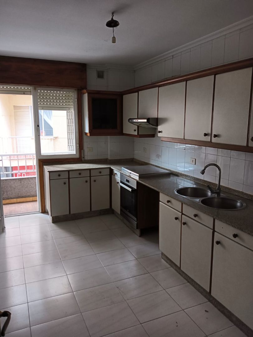 Cocina de Piso en venta en O Barco de Valdeorras   con Calefacción, Trastero y Horno