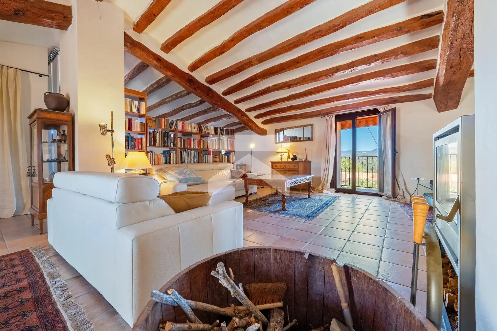 Sala d'estar de Finca rústica en venda en El Molar (Tarragona) amb Aire condicionat, Calefacció i Jardí privat