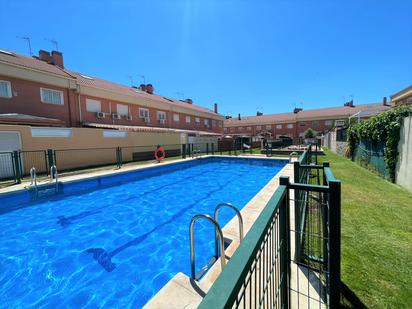 Piscina de Casa o xalet en venda en Parla amb Aire condicionat i Terrassa