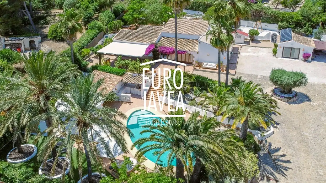 Casa con piscina in vendita a Partides comunes - Adsubia