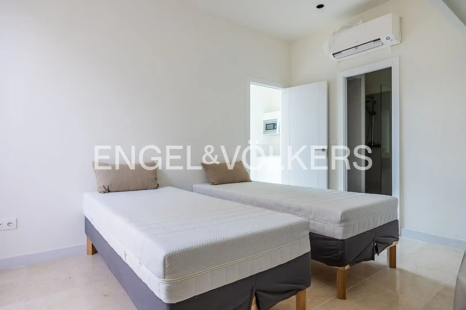 Bedroom of Flat for sale in Sevilla  with Air Conditioner and Heating