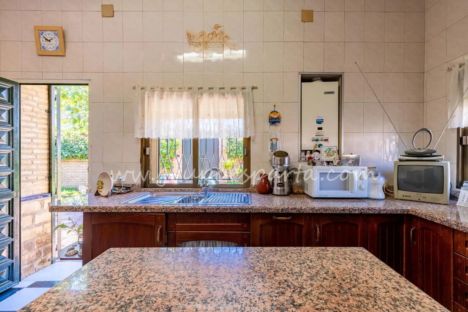Cuina de Casa o xalet en venda en Espartinas amb Aire condicionat, Jardí privat i Terrassa