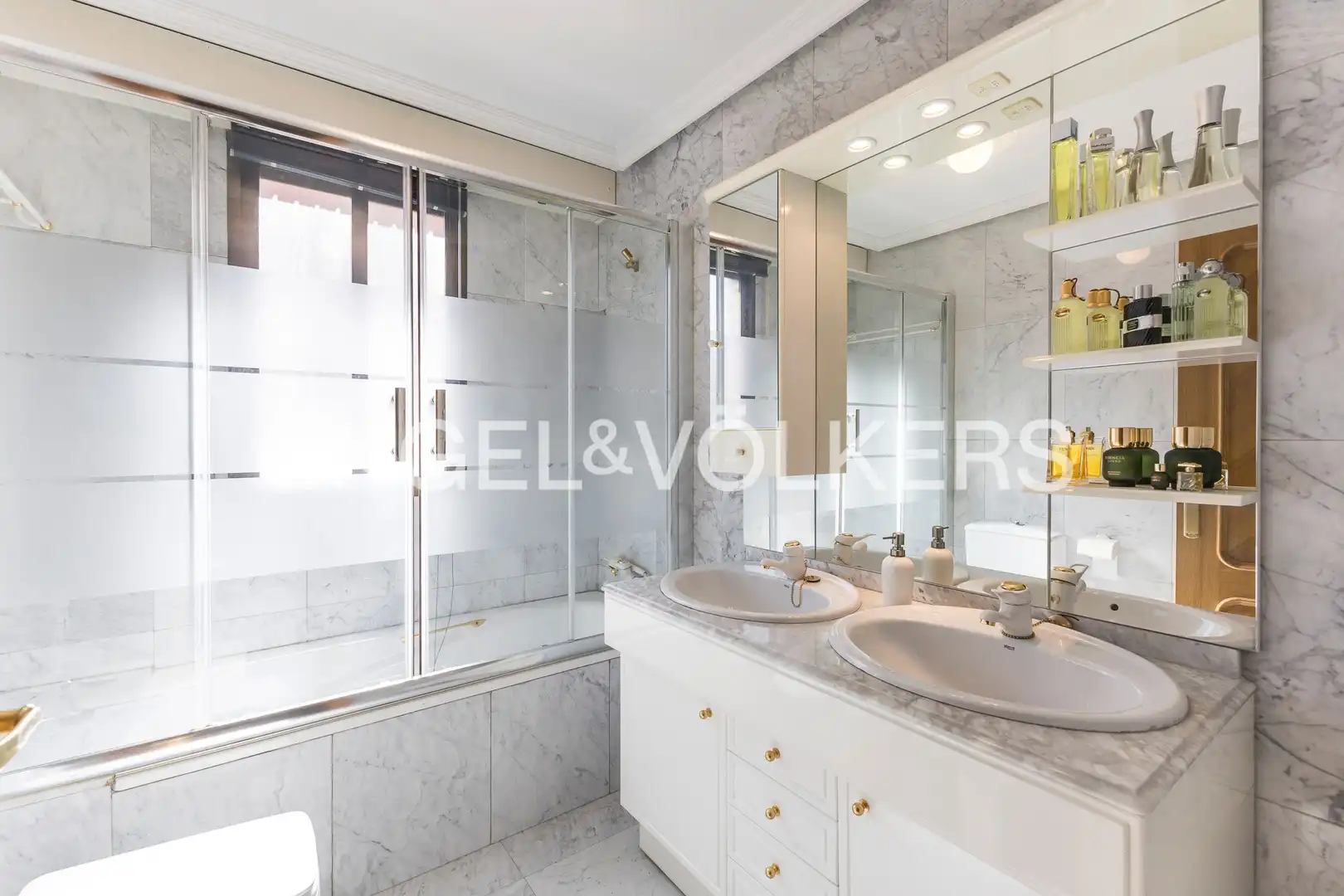 Baño de Piso en venta en Madrid con Aire acondicionado, Calefacción y Jardín privado