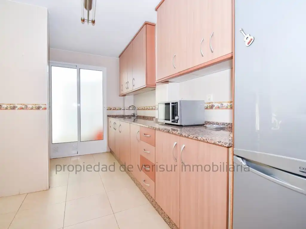 Cuina de Apartament de lloguer en Águilas amb Terrassa, Piscina i Moblat