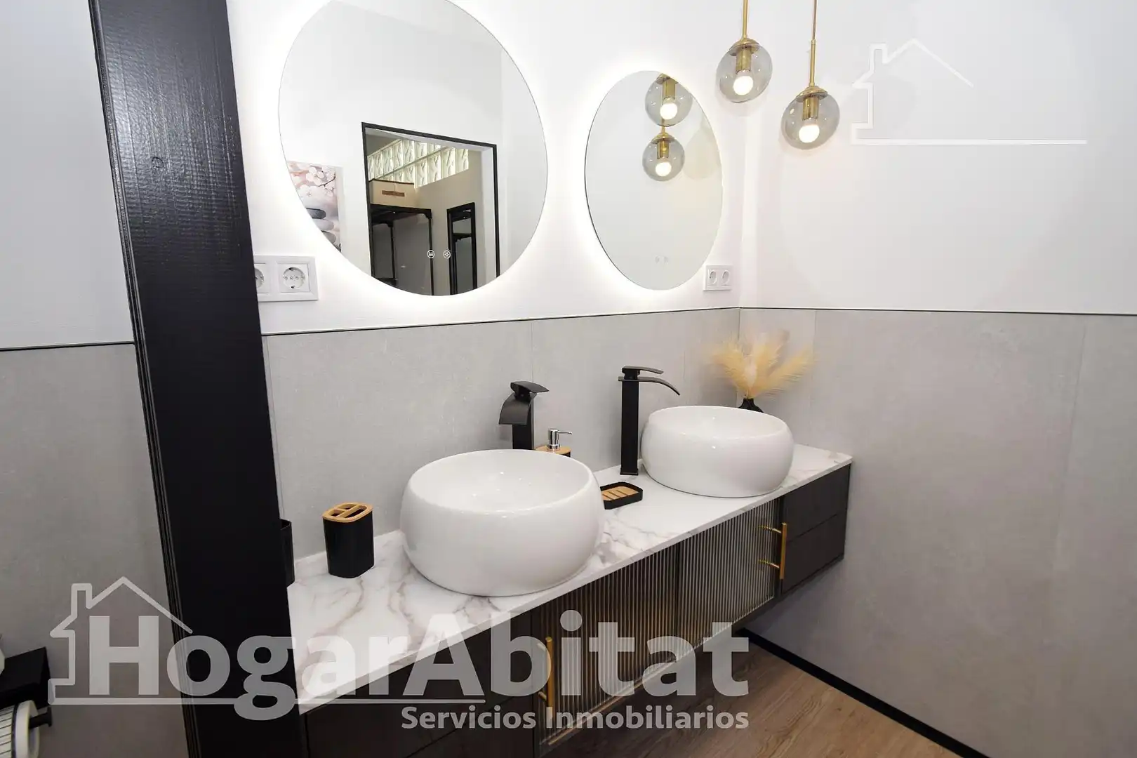 Bathroom of Attic for sale in Picassent  with Parquet flooring, Terrace and Furnished