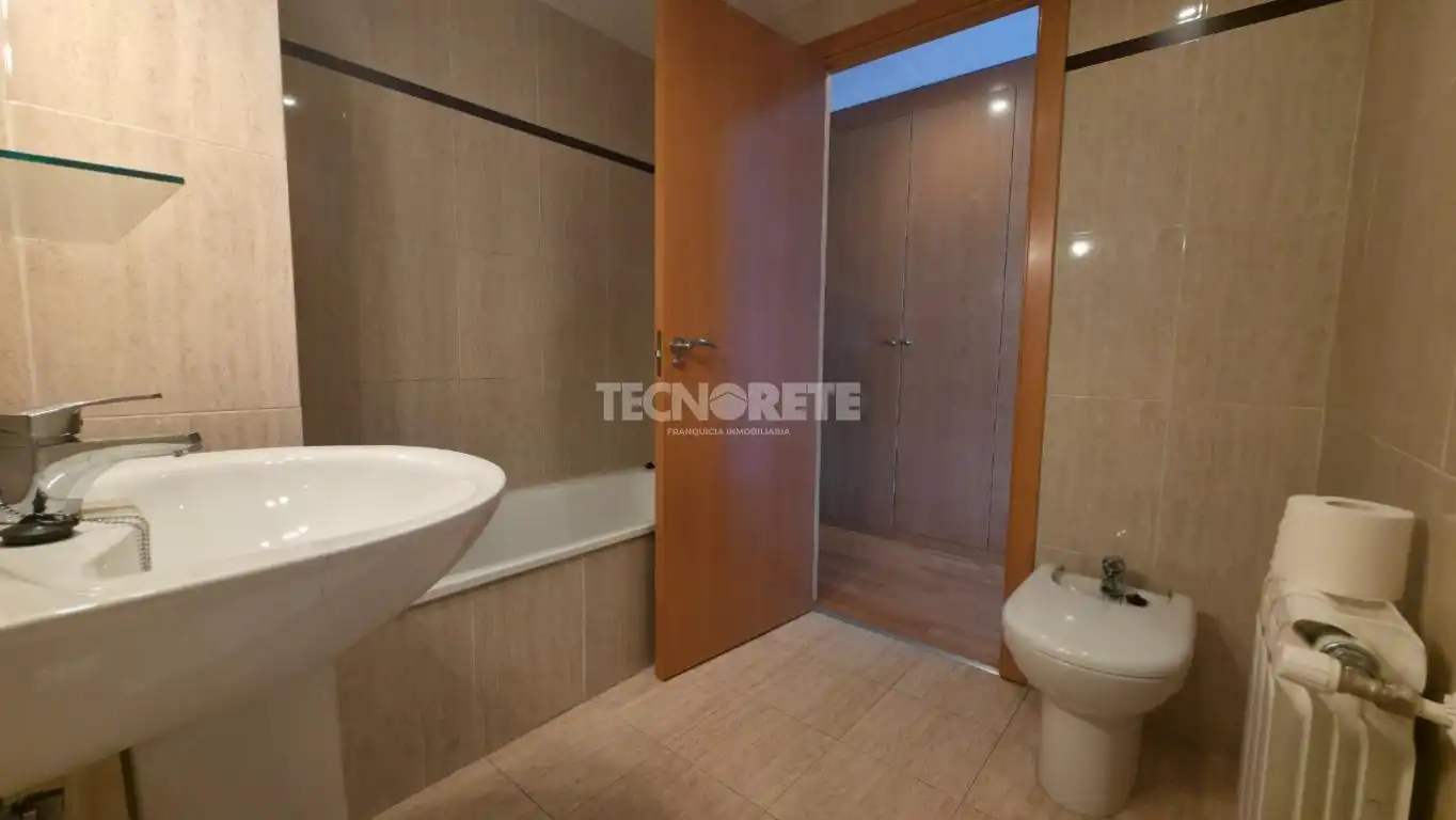 Baño de Piso en venta en Guadalajara con Parquet y Piscina comunitaria