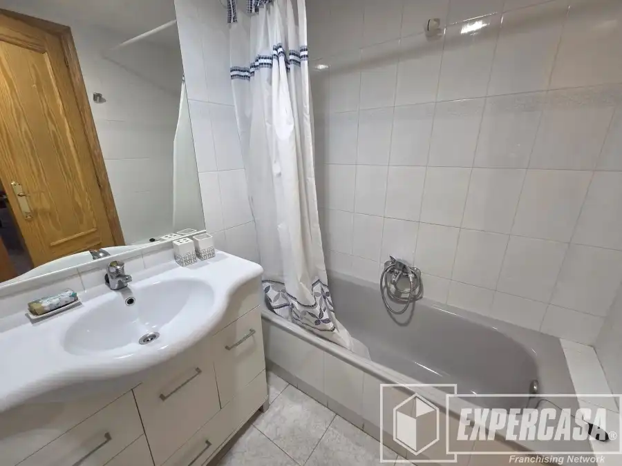 Bany de Apartament de lloguer en Cullera amb Terrassa, Piscina i Moblat