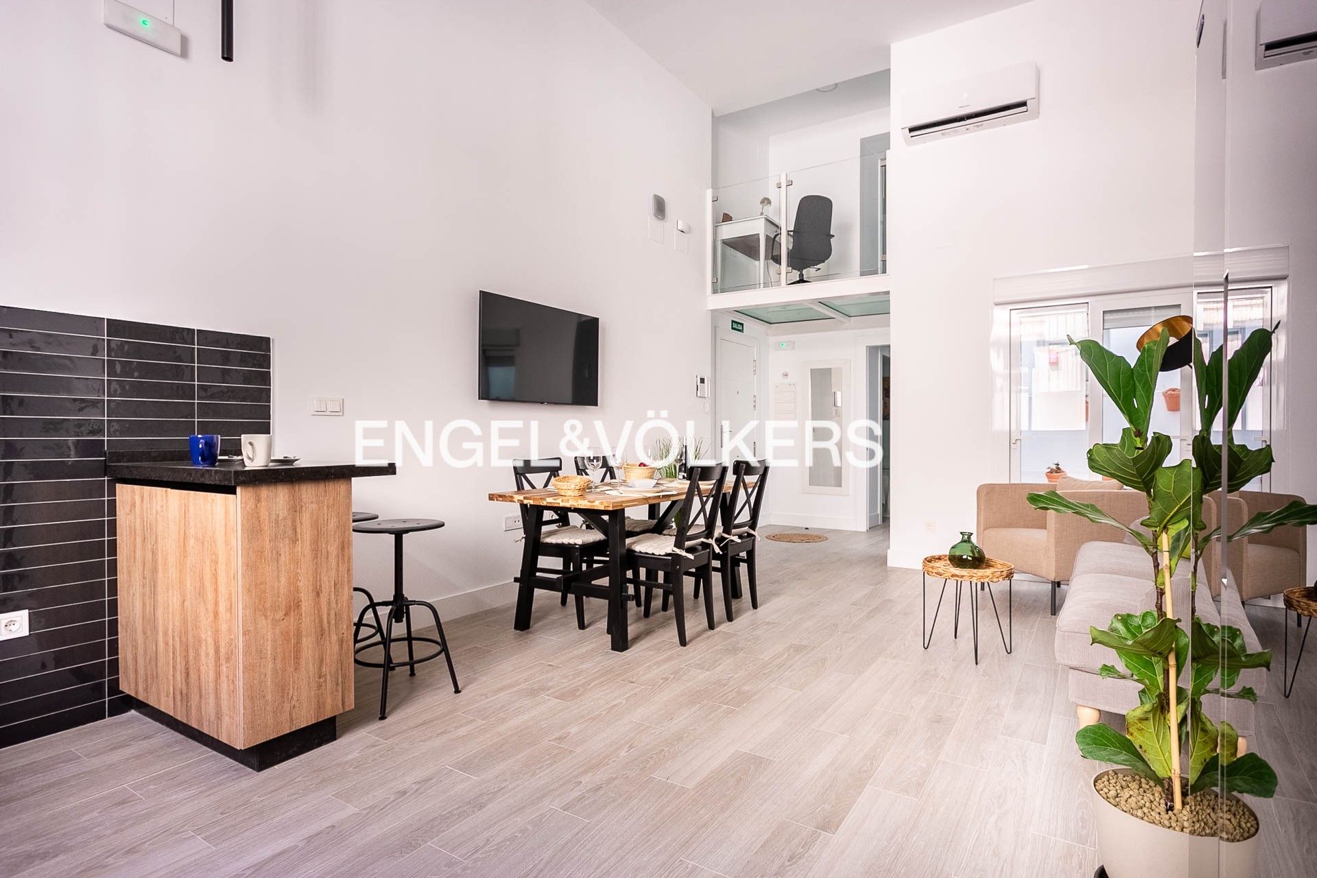Sala d'estar de Dúplex en venda en  Sevilla Capital amb Aire condicionat, Calefacció i Terrassa