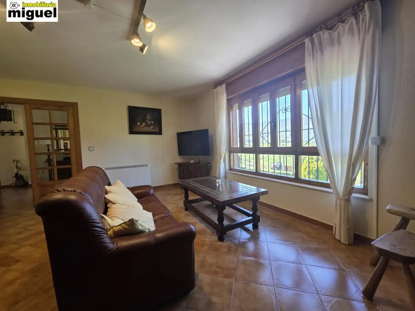 Sala d'estar de Casa o xalet en venda en Llanes amb Calefacció, Jardí privat i Terrassa