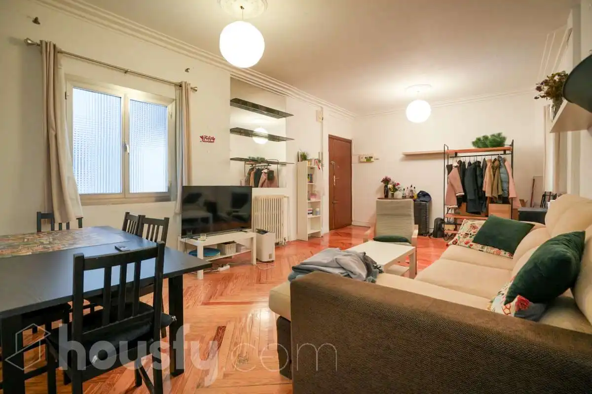 Sala d'estar de Pis en venda en Madrid amb Calefacció, Parquet i Moblat