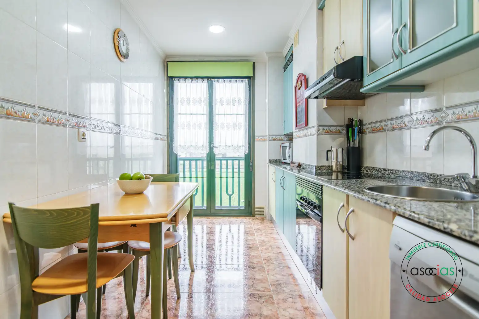 Cuina de Pis en venda en Gijón  amb Calefacció, Parquet i Traster