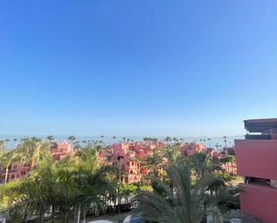 Vista exterior de Àtic de lloguer en Estepona amb Aire condicionat, Terrassa i Piscina