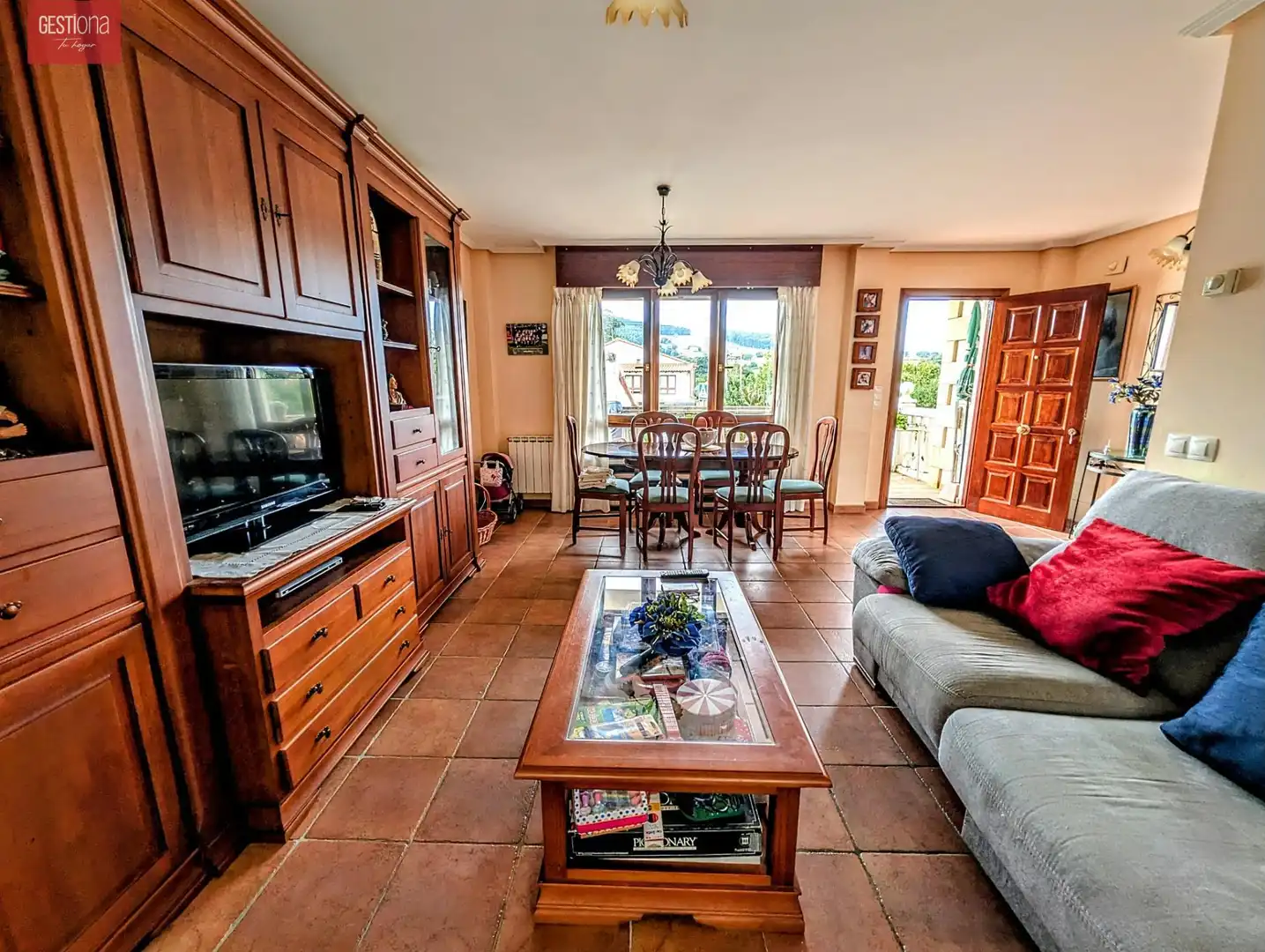 Sala d'estar de Casa adosada en venda en Arnuero amb Calefacció, Jardí privat i Terrassa